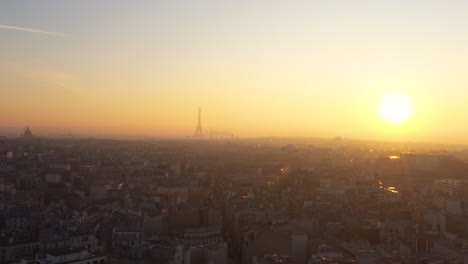 Sonnenuntergang-über-Der-Skyline-Von-Paris,-Den-Dächern-Des-Eiffelturms,-Der-Hauptstadt-Frankreichs